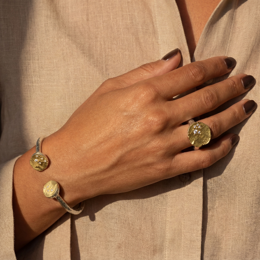 Bague Luna Plena et bracelet manchette Luna Magna portés, lumière dorée