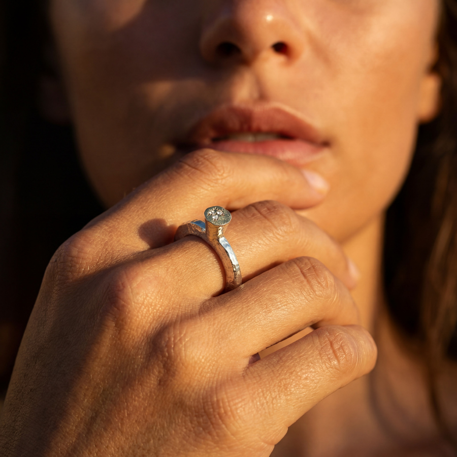 Détail de la bague Luna Essence – pastille en or jaune 750 millièmes et diamants naturels, fait main