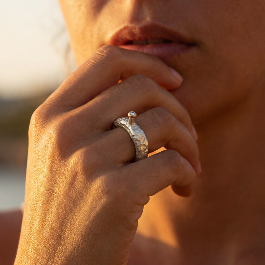 Bague solitaire Luna Étoile portée, lumière dorée coucher de soleil
