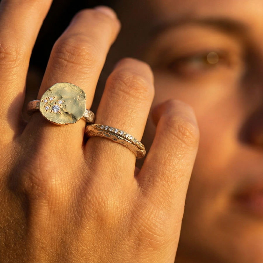 Bague Luna Plena et bague fine portées, lumière dorée