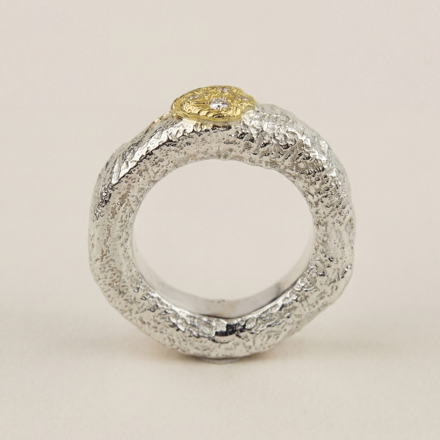 Bague luna Trésor en argent, or et diamants vue de profil