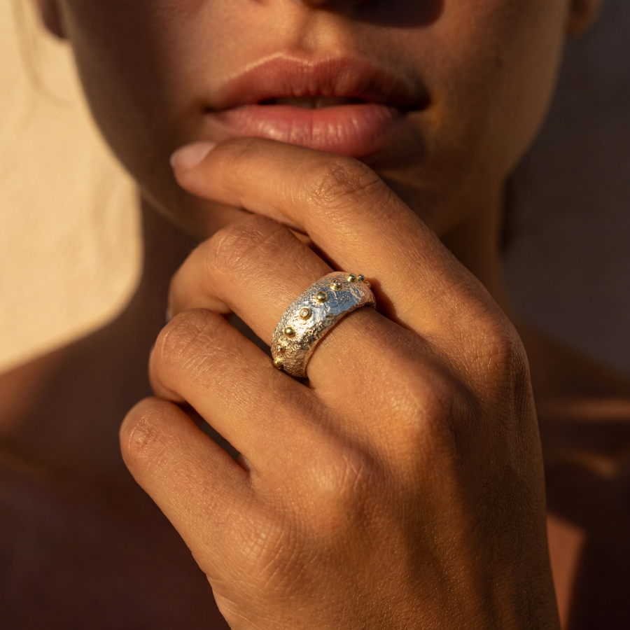 Bague large Luna Stellata portée, lumière dorée