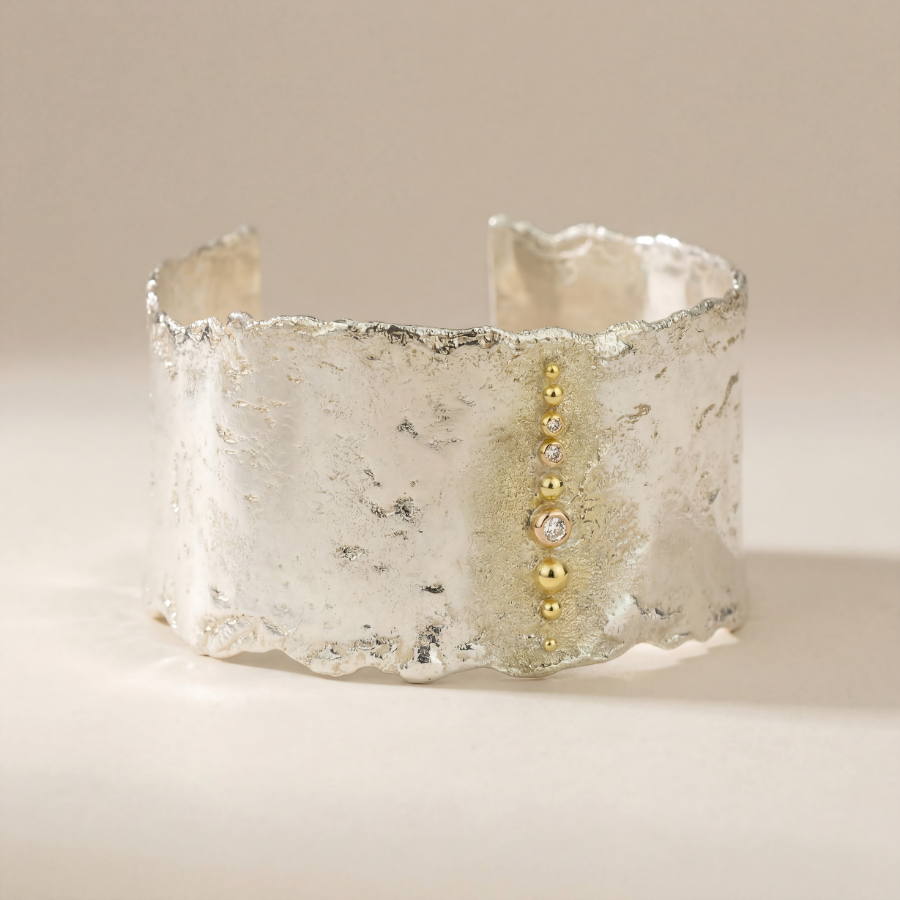 Bracelet manchette luna Magna en argent, or et diamants, vu de face