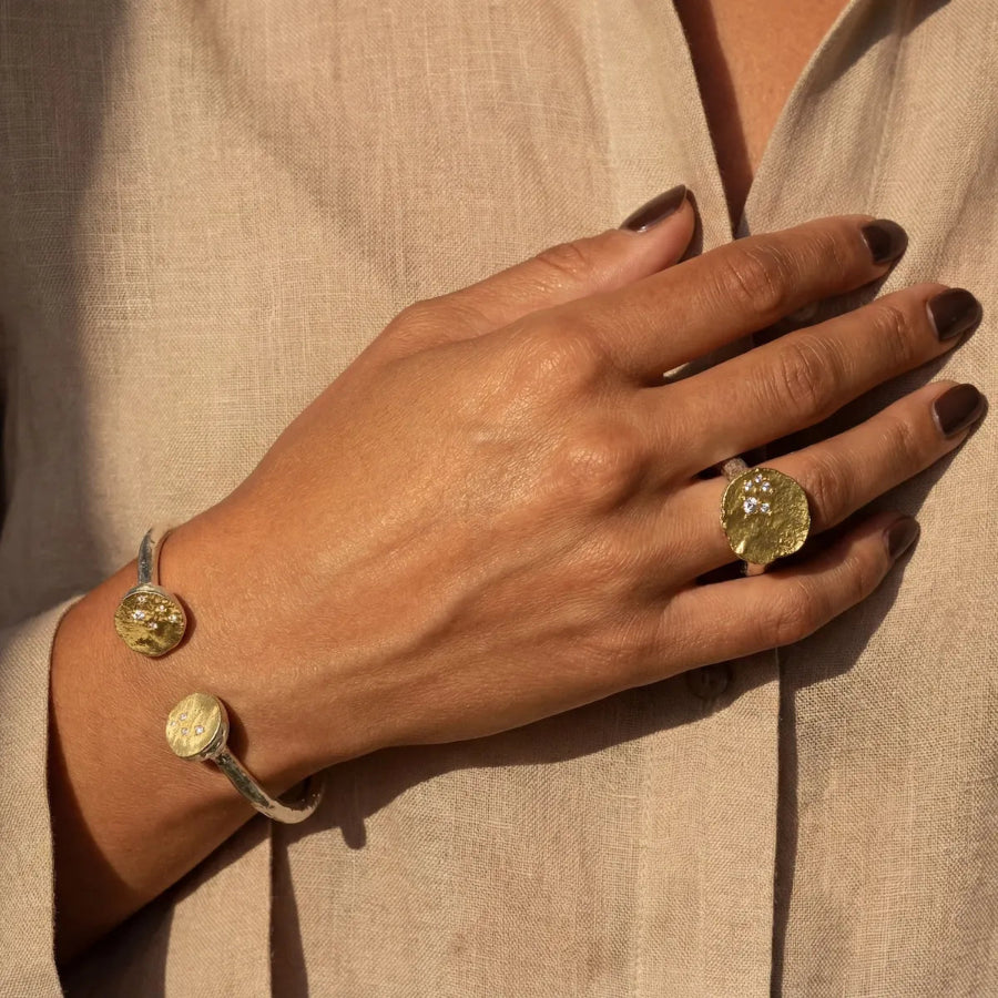 Bague Luna Plena et bracelet Luna Plena portés, lumière dorée