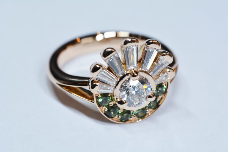 Bague style art déco diamant central, Tsavorites et diamants baguettes, en Or rose 750 millièmes