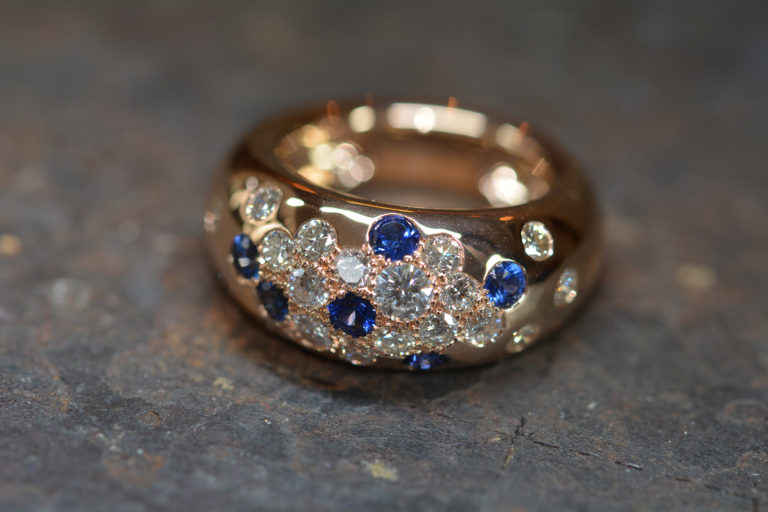 Bague jonc en Or rose 750 millièmes, sertis diamants et saphirs bleus en sertis massé