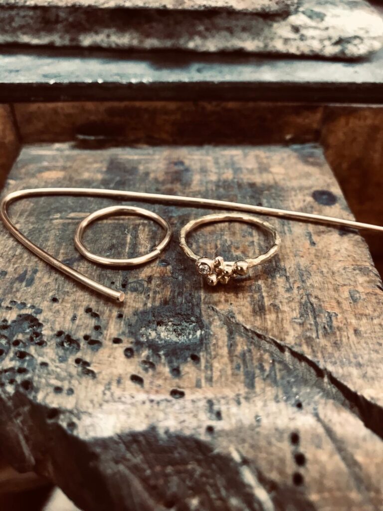 Fabrication en cours de façonnage à l'atelier, plusieurs étapes, tirer le fil d'or pour réaliser la base d'un anneau